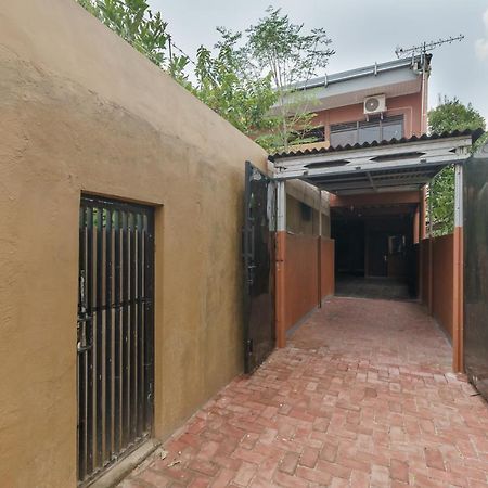 Готель Reddoorz Syariah Near Siloam Hospitals Bulak Kapal Бекасі Екстер'єр фото