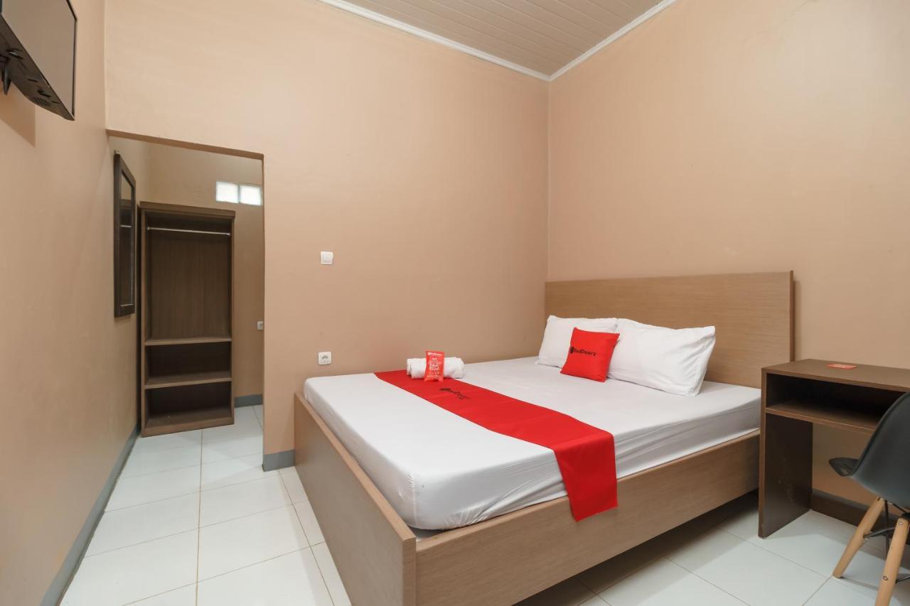Готель Reddoorz Syariah Near Siloam Hospitals Bulak Kapal Бекасі Екстер'єр фото
