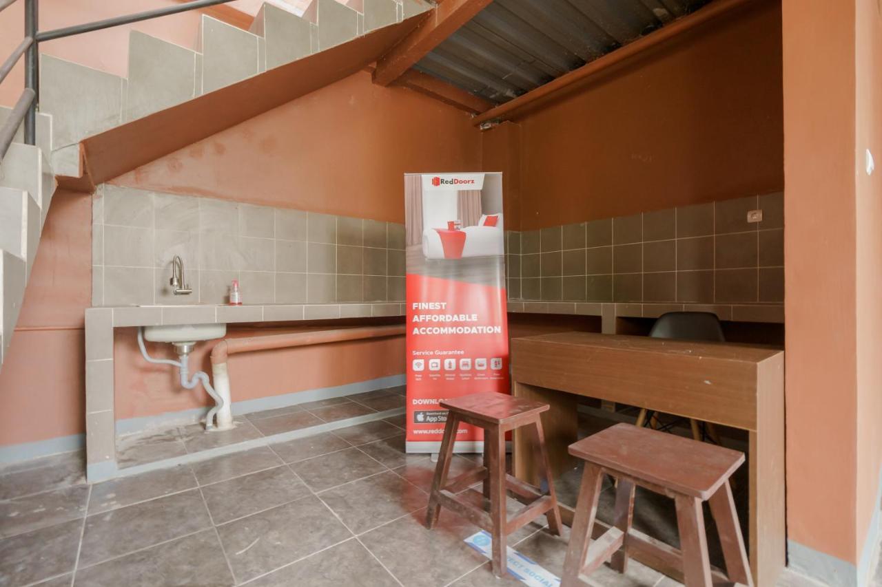 Готель Reddoorz Syariah Near Siloam Hospitals Bulak Kapal Бекасі Екстер'єр фото